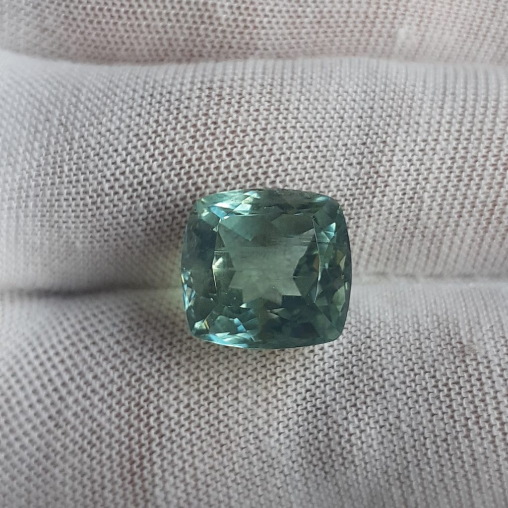 Béryl vert taille coussin mixte de 13.54 ct