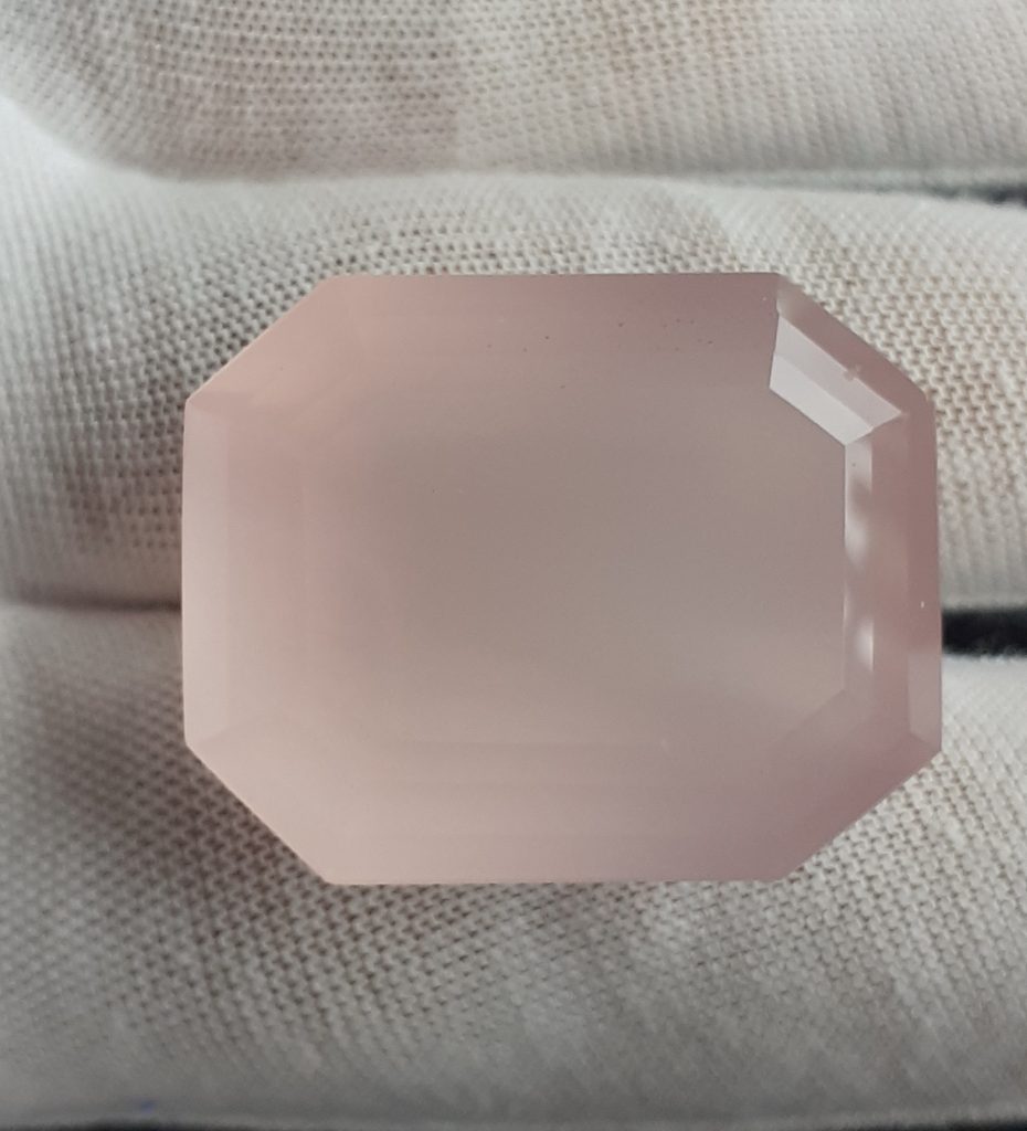 Quartz rose taille émeraude de 128 ct
