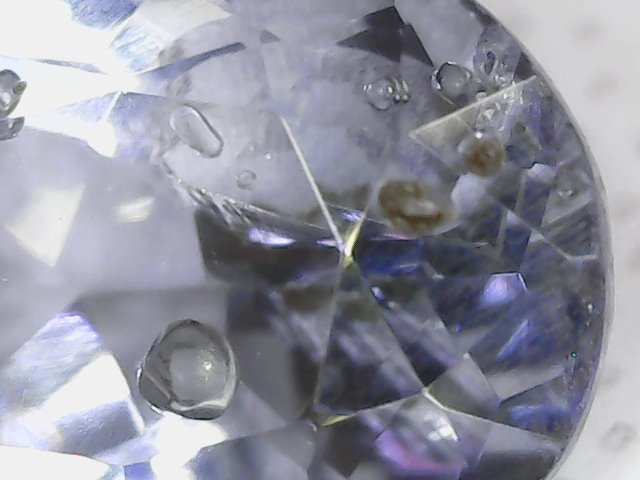 Diverses inclusions dans un saphir