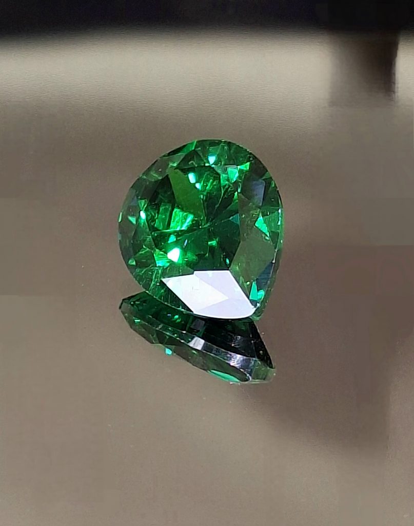 Cubique de Zirconium vert pouvant être vendu comme tsavorite.