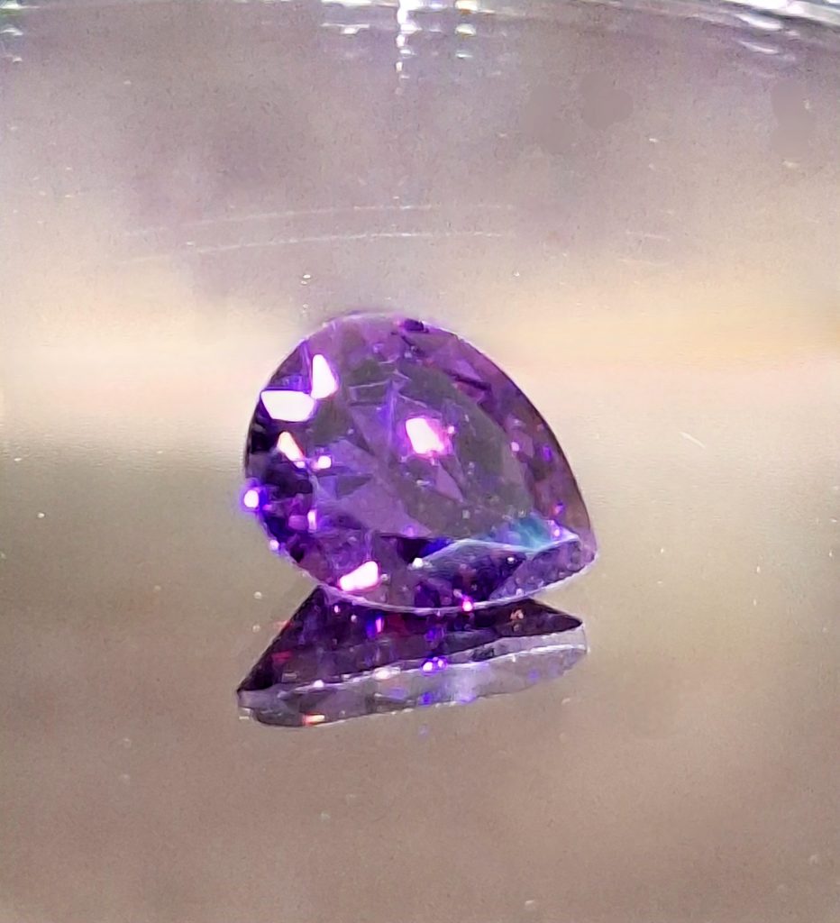 Cubique de zirconium violet pouvant être vendu a tort comme améthyste.