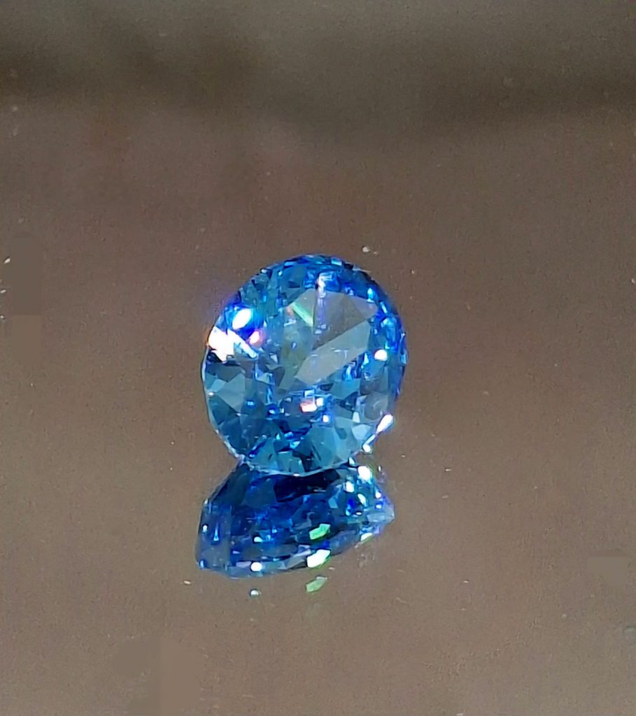 Cubique de Zirconium bleu, pouvant être vendu a tort comme saphir