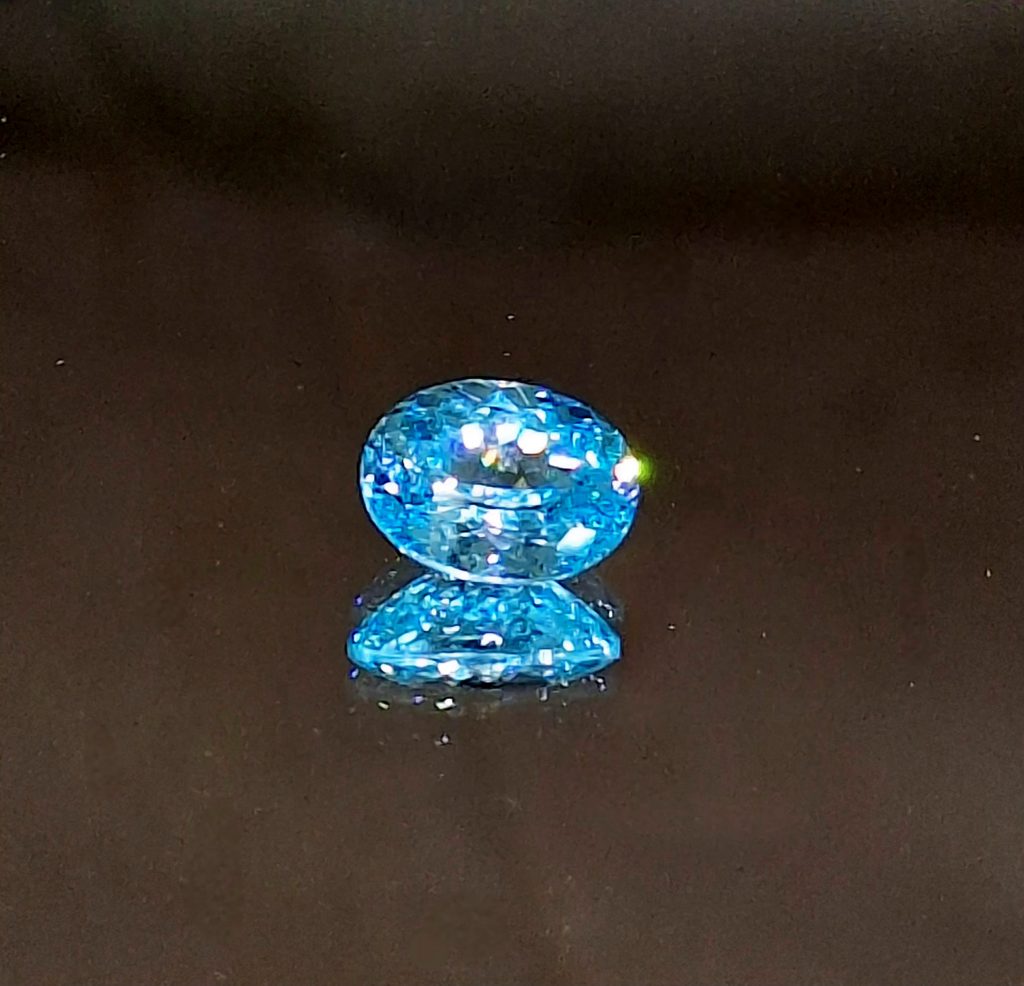 Cubique de Zirconium bleu clair pouvant être vendu comme aigue-marine.