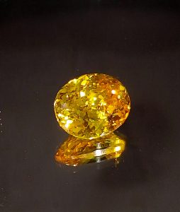 Un Cubique de zirconium pouvant être vendu a tort comme citrine ou héliodore.